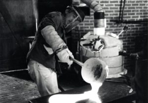 Hiroshi Yamano pouring molten glass onto mold